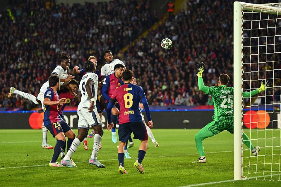 BARCELONA, SPAIN - APRIL 30: Denzel Dumfries of FC Internazionale Milano scores the third goal with a header for his team during the UEFA Champions League 2024/25 Semi Final First Leg match between FC Barcelona and FC Internazionale Milano at Estadi Olimpic Lluis Companys on April 30, 2025 in Barcelona, Spain. (Photo by Marco Mantovani/Getty Images)