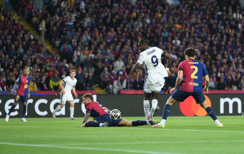 BARCELONA, SPAIN - APRIL 30: Marcus Thuram of FC Internazionale scores his team's first goal whilst under pressure from Inigo Martinez and Pau Cubarsi of FC Barcelona during the UEFA Champions League 2024/25 Semi Final First Leg match between FC Barcelona and FC Internazionale Milano at Estadi Olimpic Lluis Companys on April 30, 2025 in Barcelona, Spain. (Photo by David Ramos/Getty Images)
