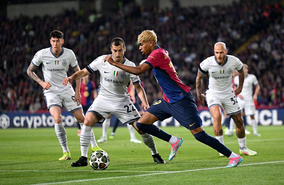 BARCELONA, SPAIN - APRIL 30: Lamine Yamal of FC Barcelona runs with the ball whilst under pressure from Henrikh Mkhitaryan of FC Internazionale during the UEFA Champions League 2024/25 Semi Final First Leg match between FC Barcelona and FC Internazionale Milano at Estadi Olimpic Lluis Companys on April 30, 2025 in Barcelona, Spain. (Photo by Michael Regan - UEFA/UEFA via Getty Images)