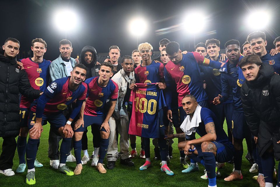 BARCELONA, SPAIN - APRIL 30: Lamine Yamal of FC Barcelona poses for a photo with team mates after being awarded a match shirt celebrating his hundredth appearance for FC Barcelona after the UEFA Champions League 2024/25 Semi Final First Leg match between FC Barcelona and FC Internazionale Milano at Estadi Olimpic Lluis Companys on April 30, 2025 in Barcelona, Spain. (Photo by Michael Regan - UEFA/UEFA via Getty Images)