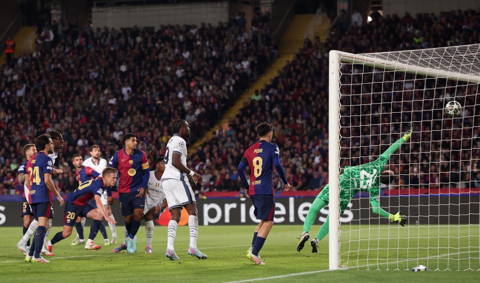Denzel Dumfries of FC Internazionale scoring a goal against FC Barcelona.