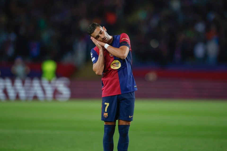 Ferran Torres of FC Barcelona resting his head on his hands.