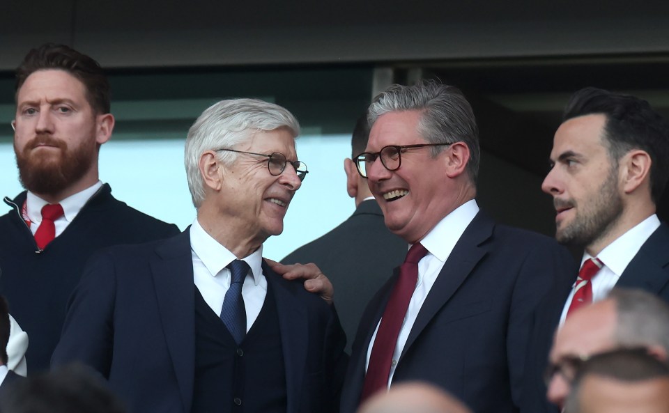 Keir Starmer and Arsène Wenger talking.