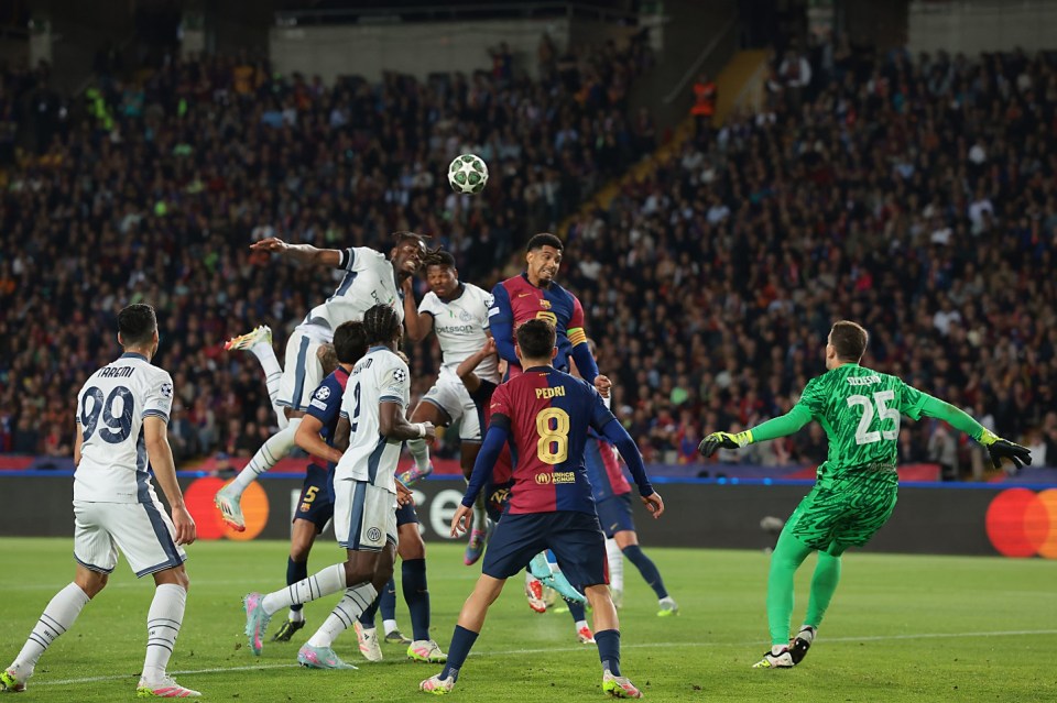 BARCELONA, SPAIN - APRIL 30: Denzel Dumfries (C) of FC Internazionale headers the ball to score his team's third goal during the UEFA Champions League 2024/25 Semi Final First Leg match between FC Barcelona and FC Internazionale Milano at Estadi Olimpic Lluis Companys on April 30, 2025 in Barcelona, Spain. (Photo by Jonathan Moscrop/Getty Images)