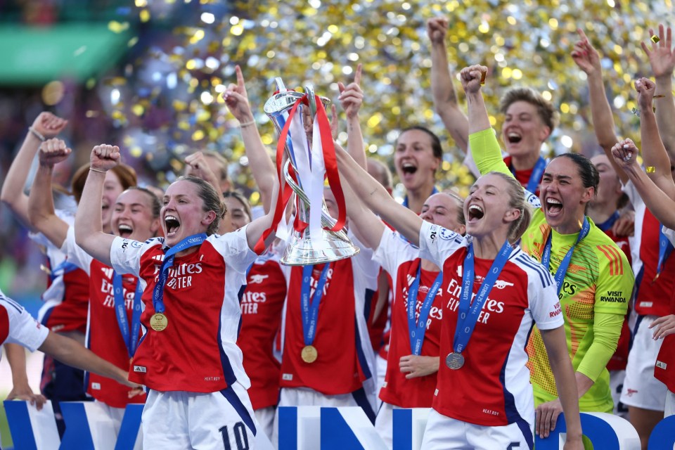 Soccer Football - Women's Champions League - Final - Arsenal v FC Barcelona - Estadio Jose Alvalade, Lisbon, Portugal - May 24, 2025 Arsenal's Kim Little and Leah Williamson lift the trophy as they celebrate with teammates after winning the Champions League REUTERS/Rodrigo Antunes