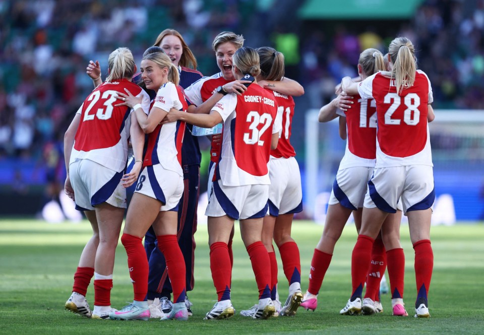 Soccer Football - Women's Champions League - Final - Arsenal v FC Barcelona - Estadio Jose Alvalade, Lisbon, Portugal - May 24, 2025 Arsenal's Chloe Kelly with teammates celebrate after winning the Champions League REUTERS/Rodrigo Antunes