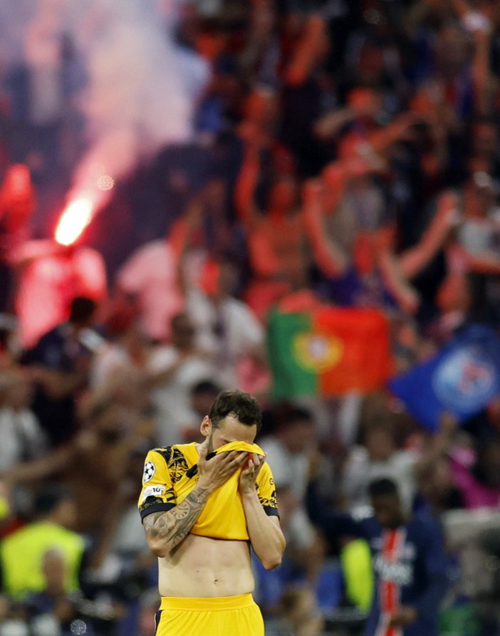 Soccer Football - Champions League - Final - Paris St Germain v Inter Milan - Allianz Arena, Munich, Germany - May 31, 2025 Inter Milan's Hakan Calhanoglu looks dejected after Paris St Germain's Desire Doue scores their third goal REUTERS/Peter Cziborra
