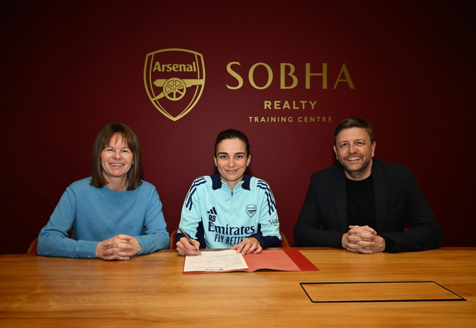 Renee Slegers signs as Arsenal Women's Head Coach.