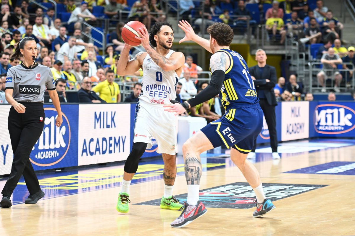 Fenerbahce lands Shane Larkin