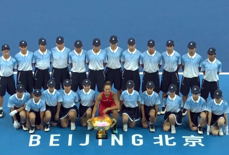 Zheng trophy and ballkids 2